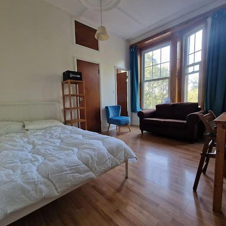 Bright Well Located Studio Flat Лондон Екстер'єр фото