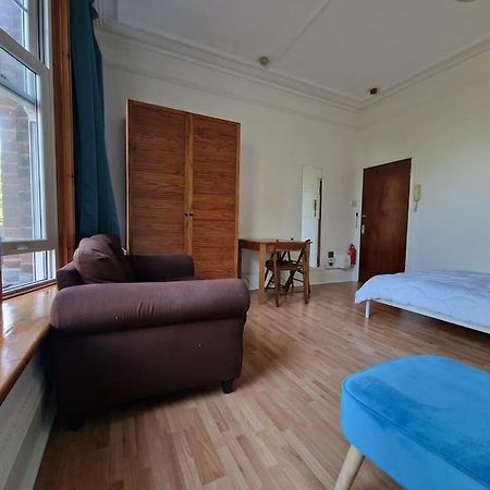 Bright Well Located Studio Flat Лондон Екстер'єр фото
