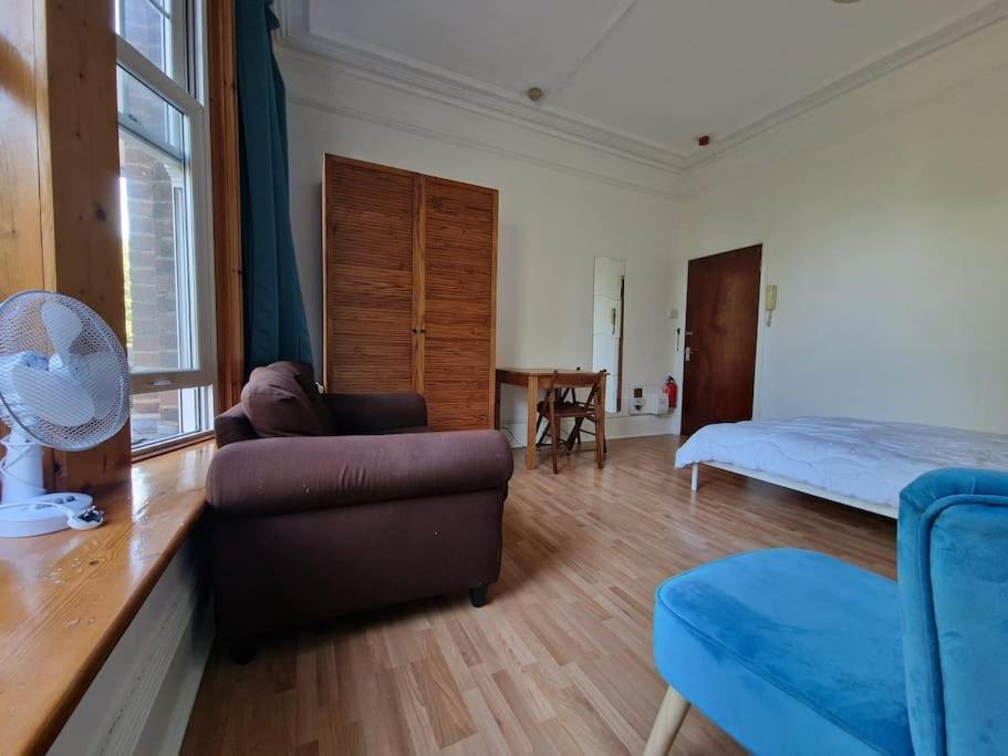 Bright Well Located Studio Flat Лондон Екстер'єр фото